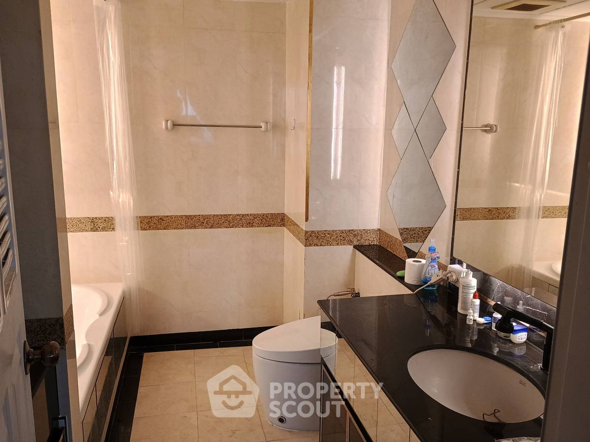 picture 2-BR Condo at Supalai Oriental Place Sathorn Suanplu near MRT Lumphini (ID 2185023) - 11/13