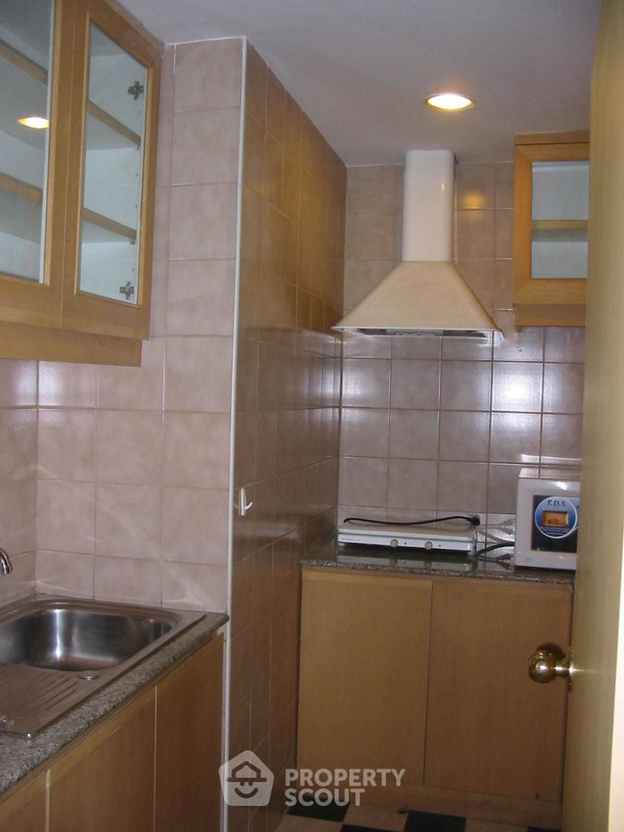 picture 2-BR Condo at Sathorn Gardens near MRT Si Lom (ID 405334) - 5/22