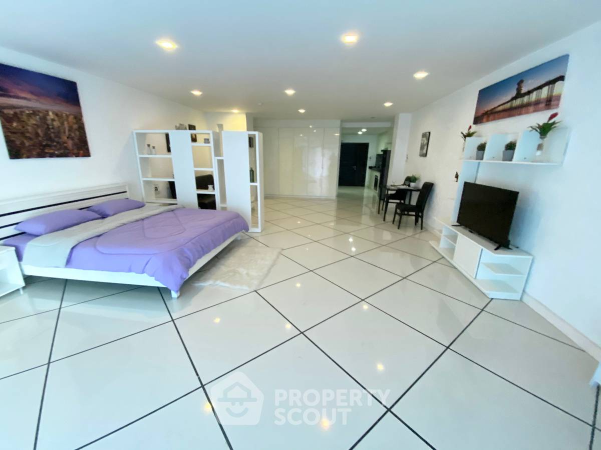 picture Studio Condo at Executive Residence 4 close to Phratamnak (ID 2047780) - 1/17