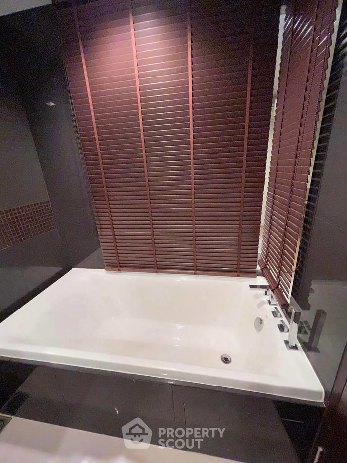 รูป คอนโด 1-ห้องนอน ที่ ริธึ่ม สาทร ใกล้ BTS สะพานตากสิน (ID 1176681) - รูปที่ 4/12