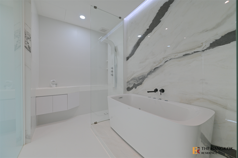 Luxury Unit, Ready for You Without the Wait Q Asoke near MRT Phetchaburi Station