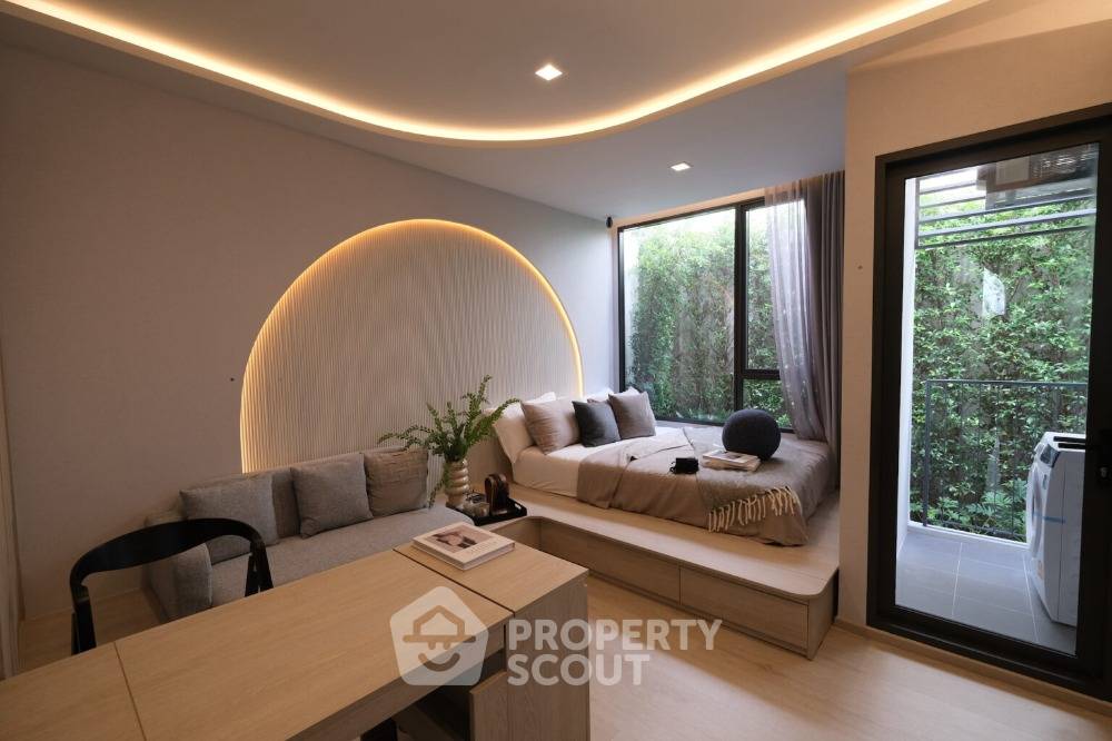 picture Studio Condo at Reference Sathorn-Wongwianyai near BTS Wongwian Yai (ID 1863277) - 1/8