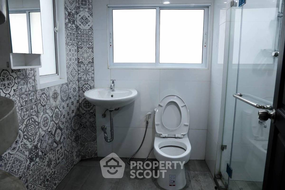 picture 1-BR Condo at 15 Suite Condominium near ARL Makkasan (ID 1211019) - 9/12