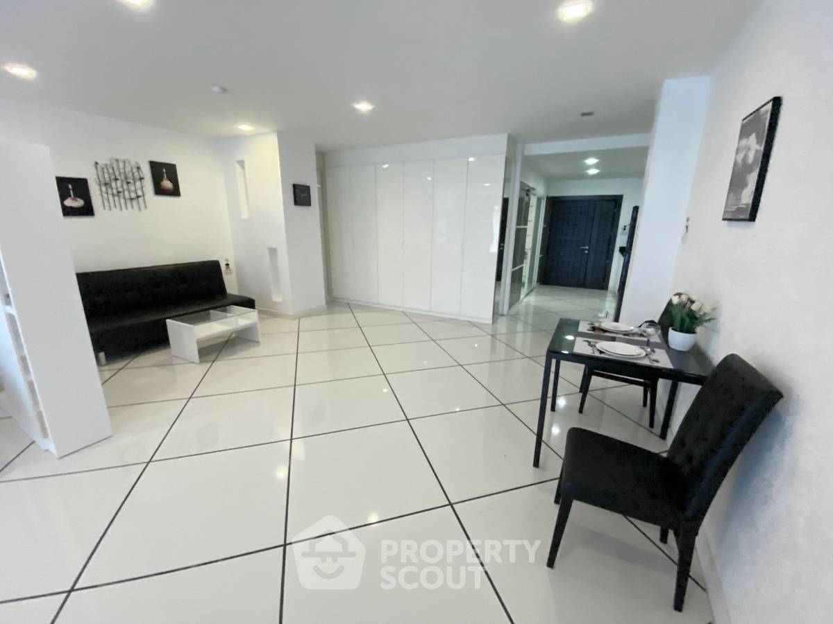 picture Studio Condo at Executive Residence 4 close to Phratamnak (ID 2047780) - 5/17