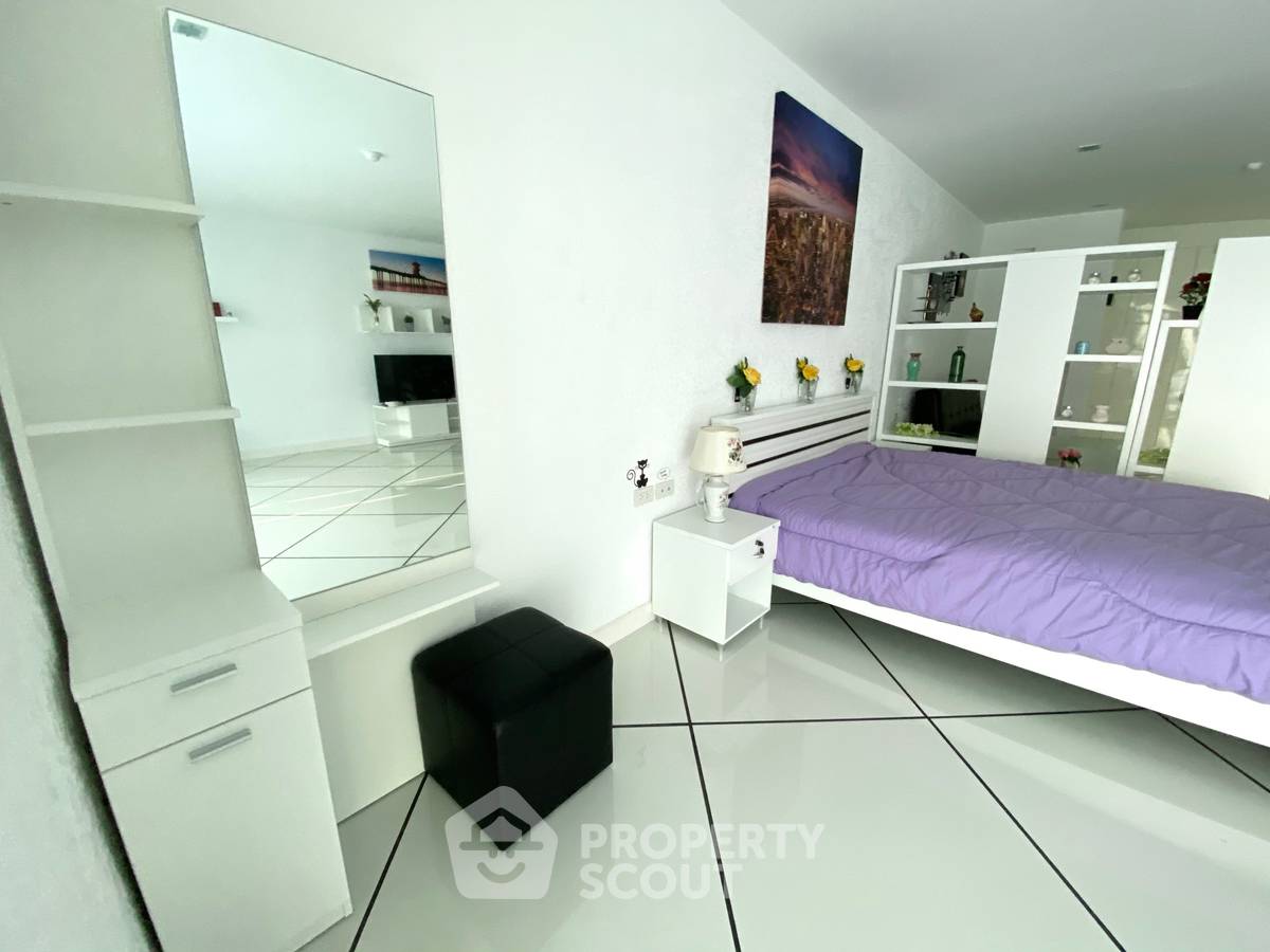 picture Studio Condo at Executive Residence 4 close to Phratamnak (ID 2047780) - 8/17