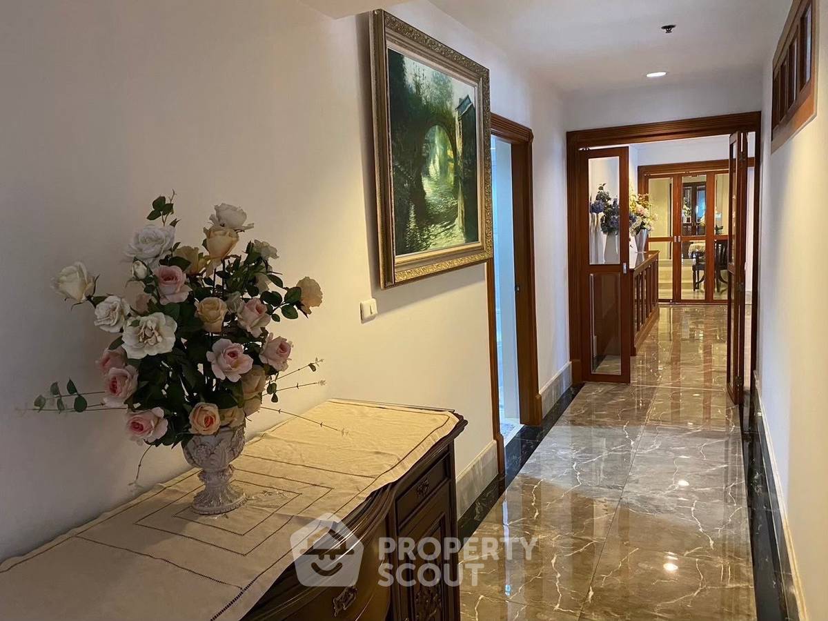 picture 3-BR Condo at 33 Tower near BTS Phrom Phong (ID 2102158) - 4/10