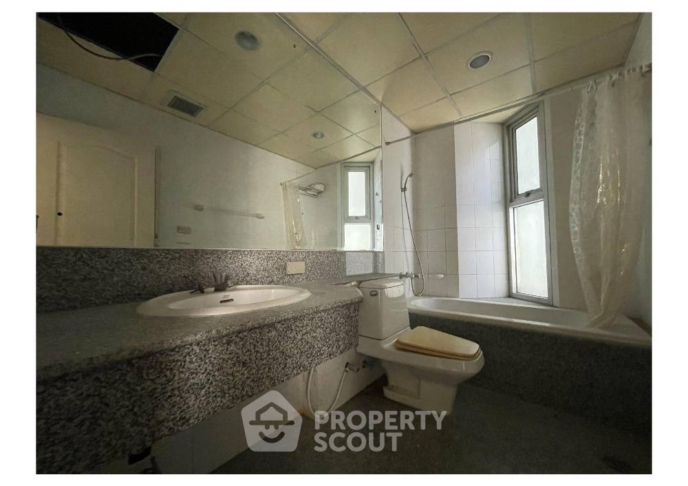 picture 4-BR Condo at Sathorn House Condominium near BTS Surasak (ID 1947524) - 3/11