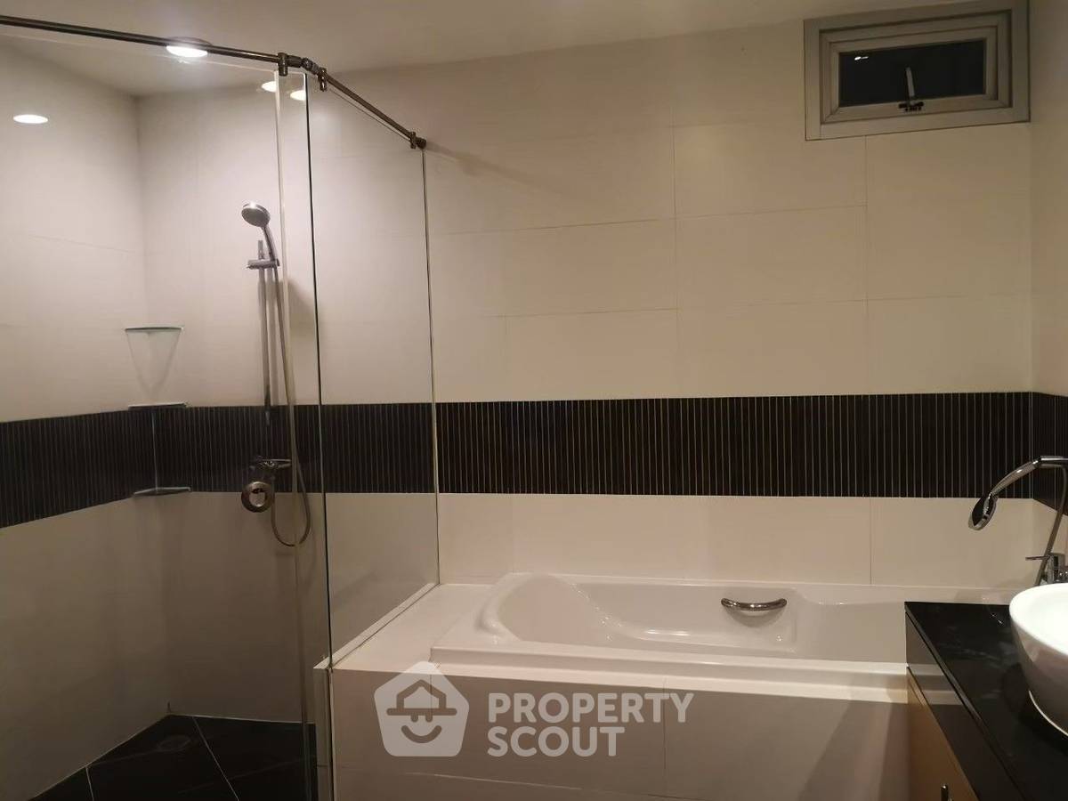 picture 2-BR Condo at Urbana Sathorn Condominium near BTS Sala Daeng (ID 882009) - 11/13