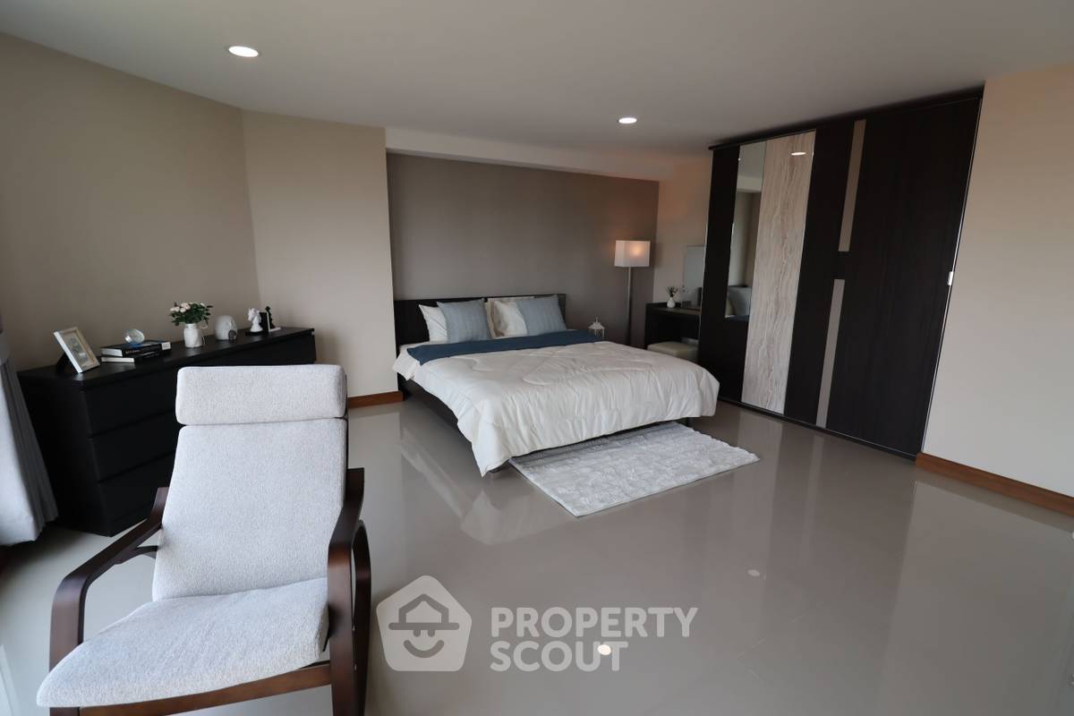 picture 2-BR Condo at Grand View Condo close to Baan Amphur (ID 2092979) - 8/22