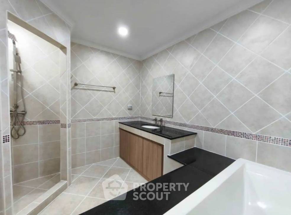 picture 3-BR Condo at View Talay Residence 5 Pratumnak close to Phratamnak (ID 2160366) - 5/8