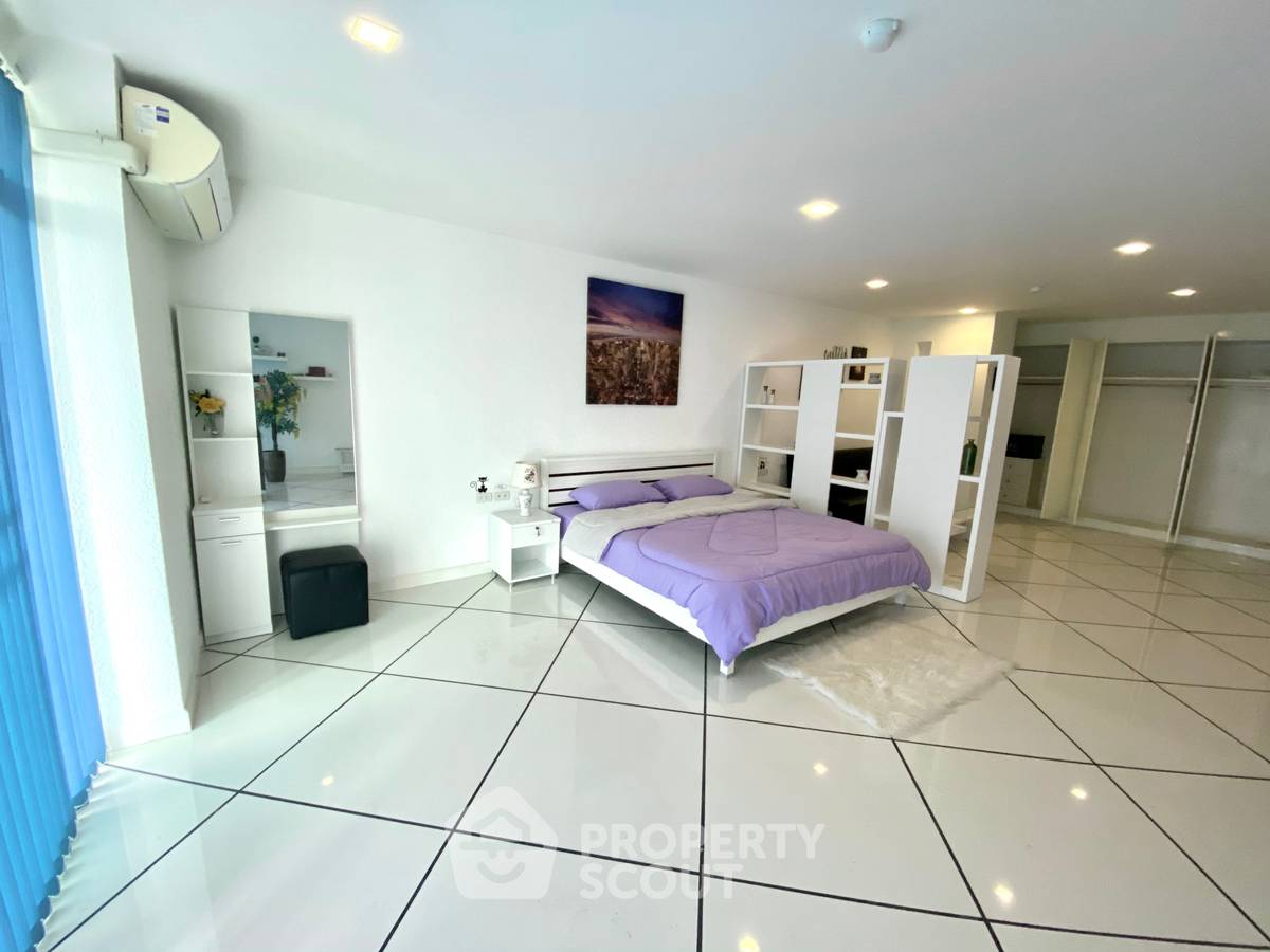 picture Studio Condo at Executive Residence 4 close to Phratamnak (ID 2047780) - 3/17