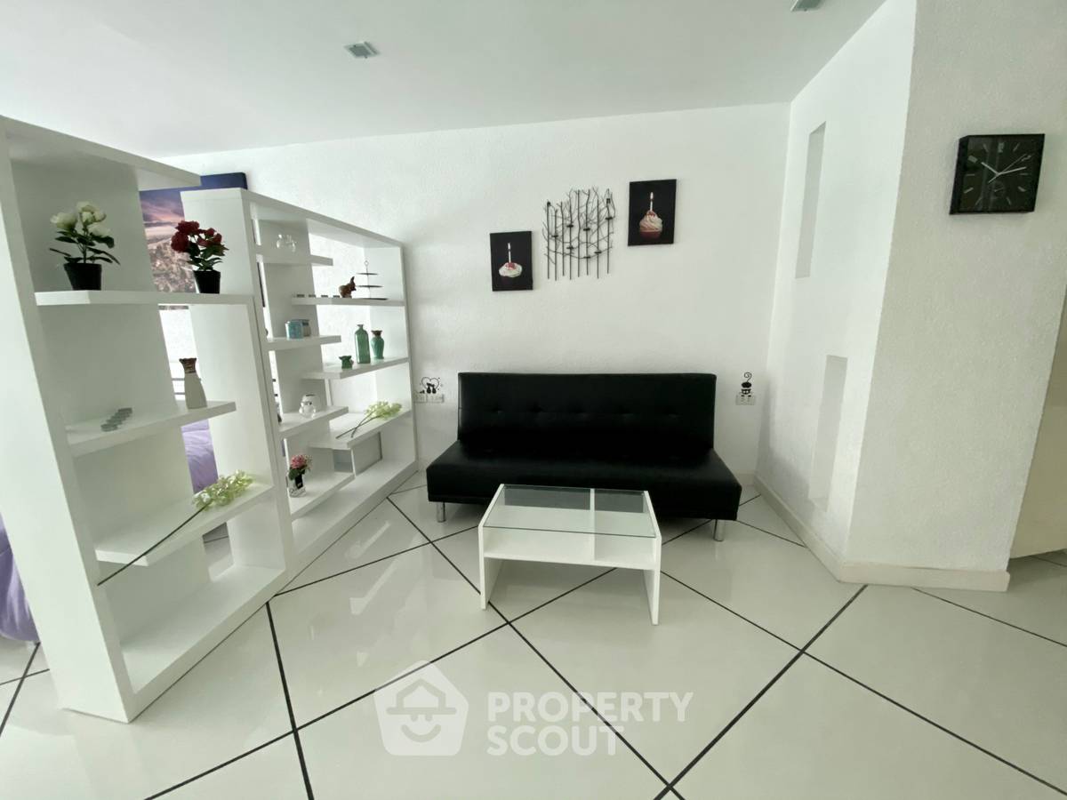 picture Studio Condo at Executive Residence 4 close to Phratamnak (ID 2047780) - 9/17