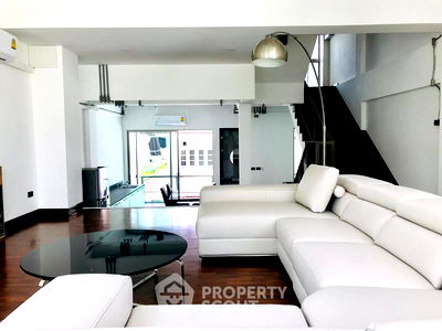 เช่าคอนโด สุขุมวิท 49 : คอนโด 3-ห้องนอน ที่ พร้อมพรรค การ์เด้นส์ คอนโดมิเนียม ใกล้ BTS พร้อมพงษ์ (ID 513972)