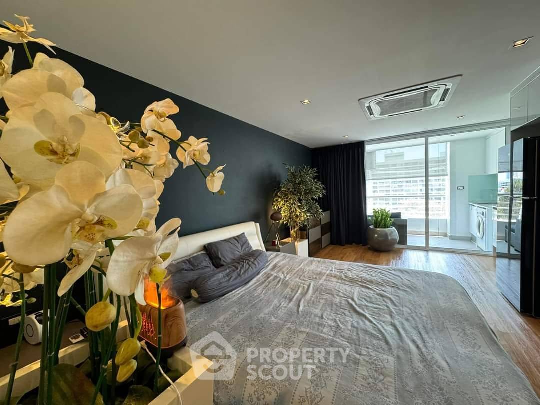 picture Studio Condo at Pattaya Hill Resort close to Phratamnak (ID 1900927) - 1/5