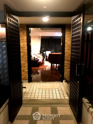 Condos for sale : 3-BR Condo at The Lanai Sathorn near MRT Khlong Toei (ID 565840)