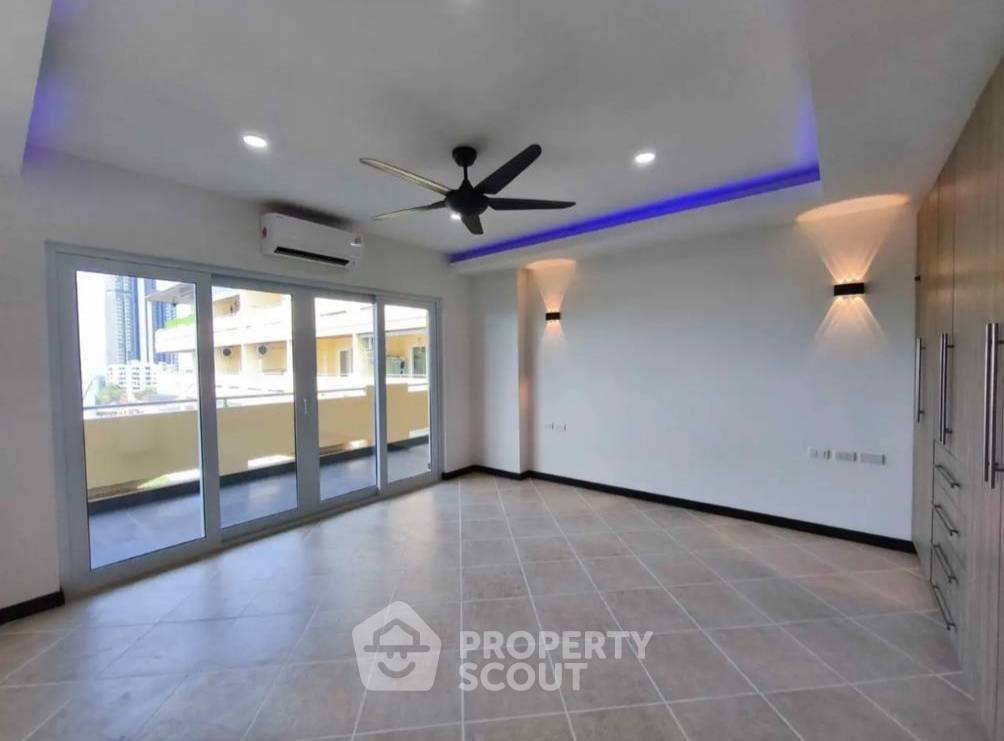 picture 3-BR Condo at View Talay Residence 5 Pratumnak close to Phratamnak (ID 2160366) - 2/8