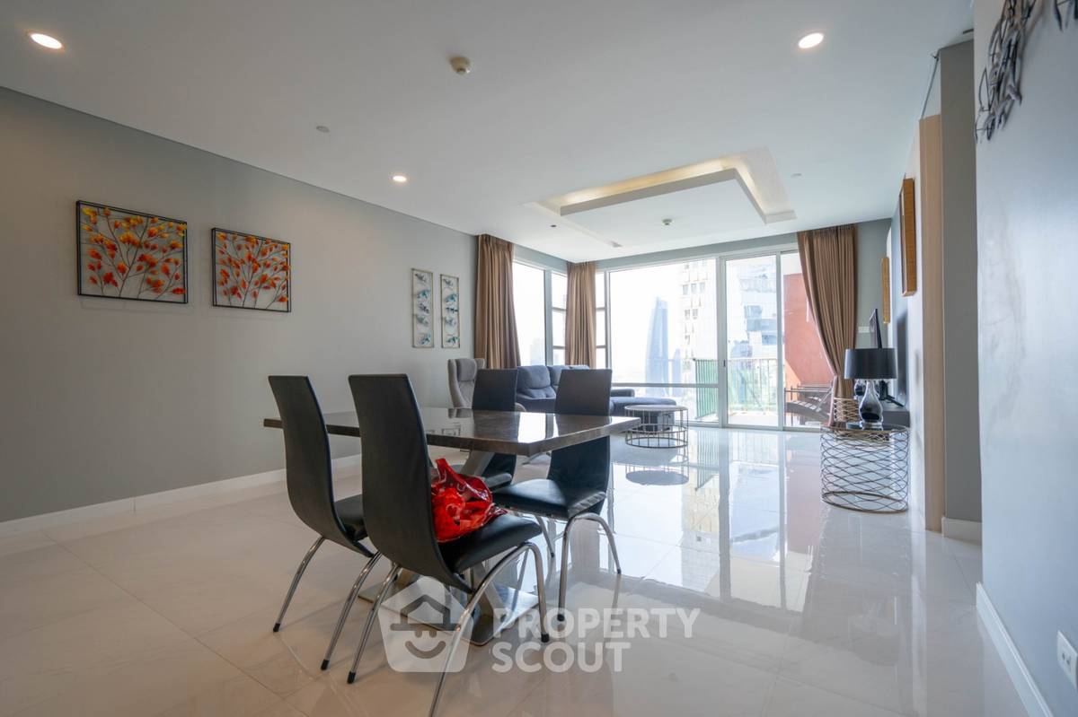 picture 3-BR Condo at Fullerton Sukhumvit near BTS Ekkamai (ID 514967) - 6/13