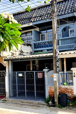 Townhouses for sale : Home for sell at center of Bangkok . Near bts stations easy.