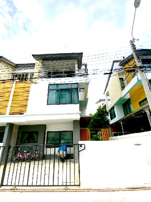 เช่าบ้านเดี่ยว ถนนสะพานนทบุรี-บางบัวทอง : ตลาดสดท่าอิฐ 1.5 กม.คฤหาสน์หรู ให้เช่า แนวตั้งเฟอร์ครบ 3 ชั้น นานาชาติดีบีเอส 3.7 กม.
