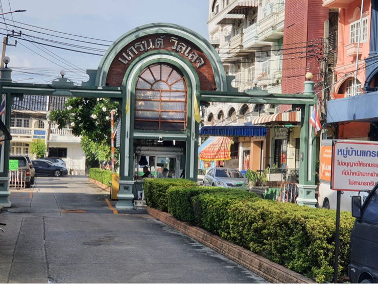 picture Home for sell at center of Bangkok . Near bts stations easy. - 6/9