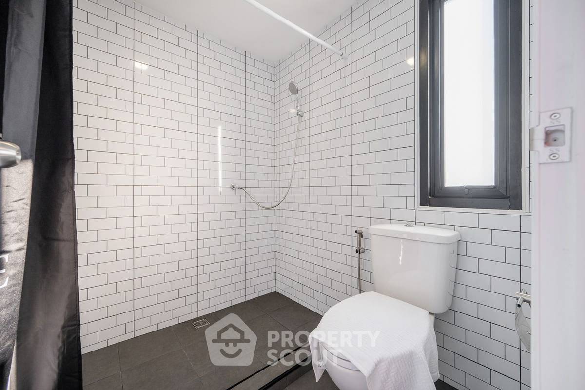 picture 3-BR Condo at T.V.C. Condominium near MRT Huai Khwang (ID 2100421) - 4/27