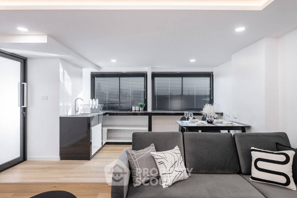 picture 3-BR Condo at T.V.C. Condominium near MRT Huai Khwang (ID 2100421) - 21/27