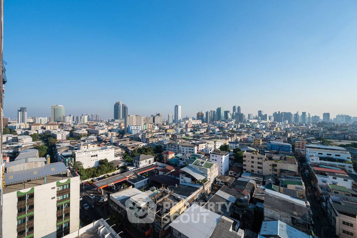 picture 3-BR Condo at T.V.C. Condominium near MRT Huai Khwang (ID 2100421) - 2/27
