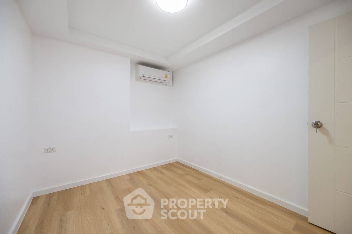 picture 3-BR Condo at T.V.C. Condominium near MRT Huai Khwang (ID 2100421) - 12/27