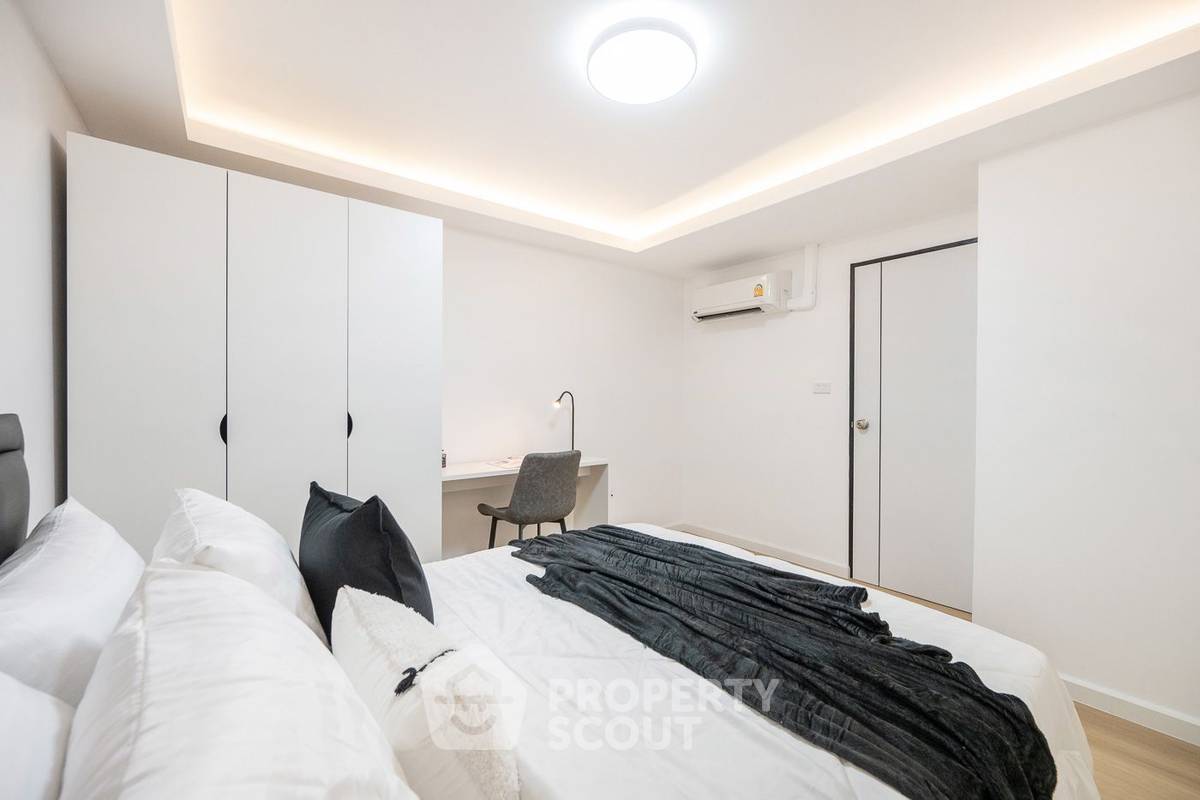 picture 3-BR Condo at T.V.C. Condominium near MRT Huai Khwang (ID 2100421) - 6/27