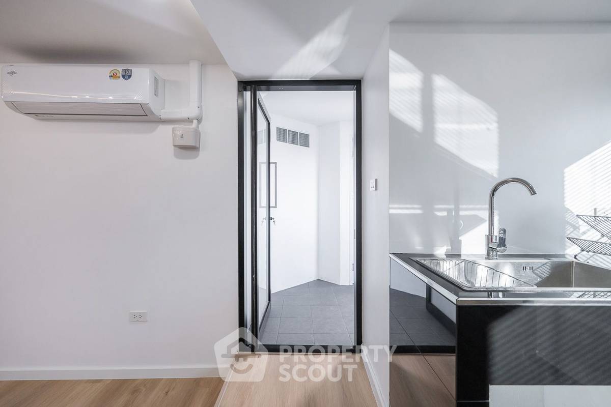 picture 3-BR Condo at T.V.C. Condominium near MRT Huai Khwang (ID 2100421) - 27/27