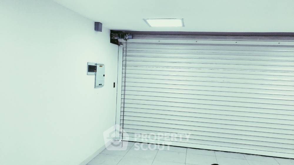 picture 5-BR Townhouse in Khlong Chan (ID 2037747) - 2/3