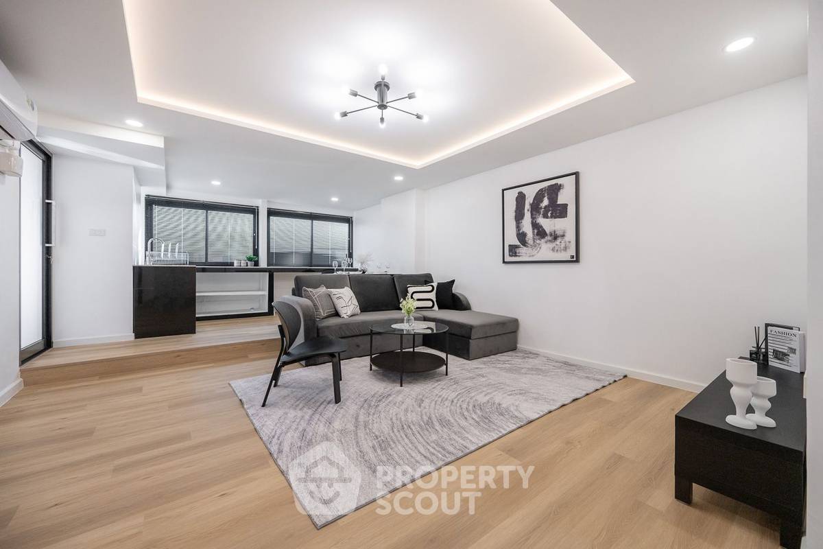 picture 3-BR Condo at T.V.C. Condominium near MRT Huai Khwang (ID 2100421) - 1/27