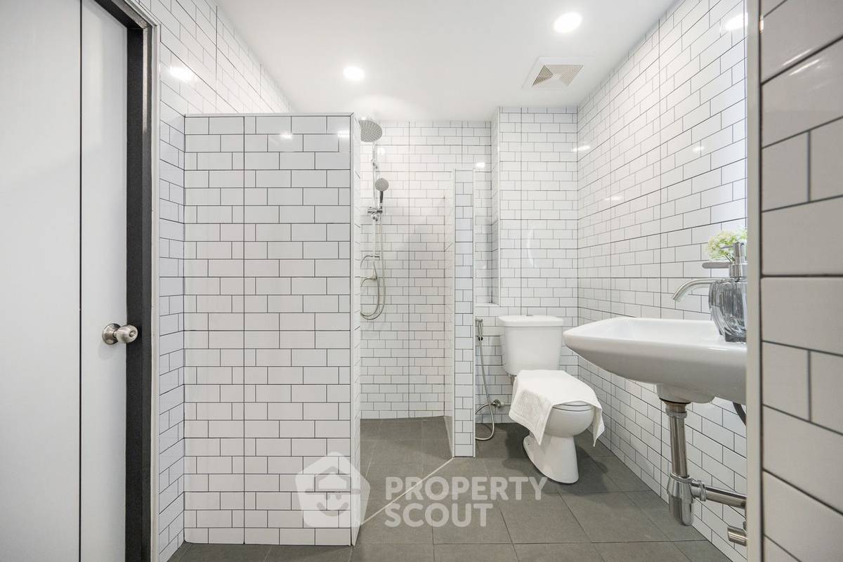 picture 3-BR Condo at T.V.C. Condominium near MRT Huai Khwang (ID 2100421) - 9/27