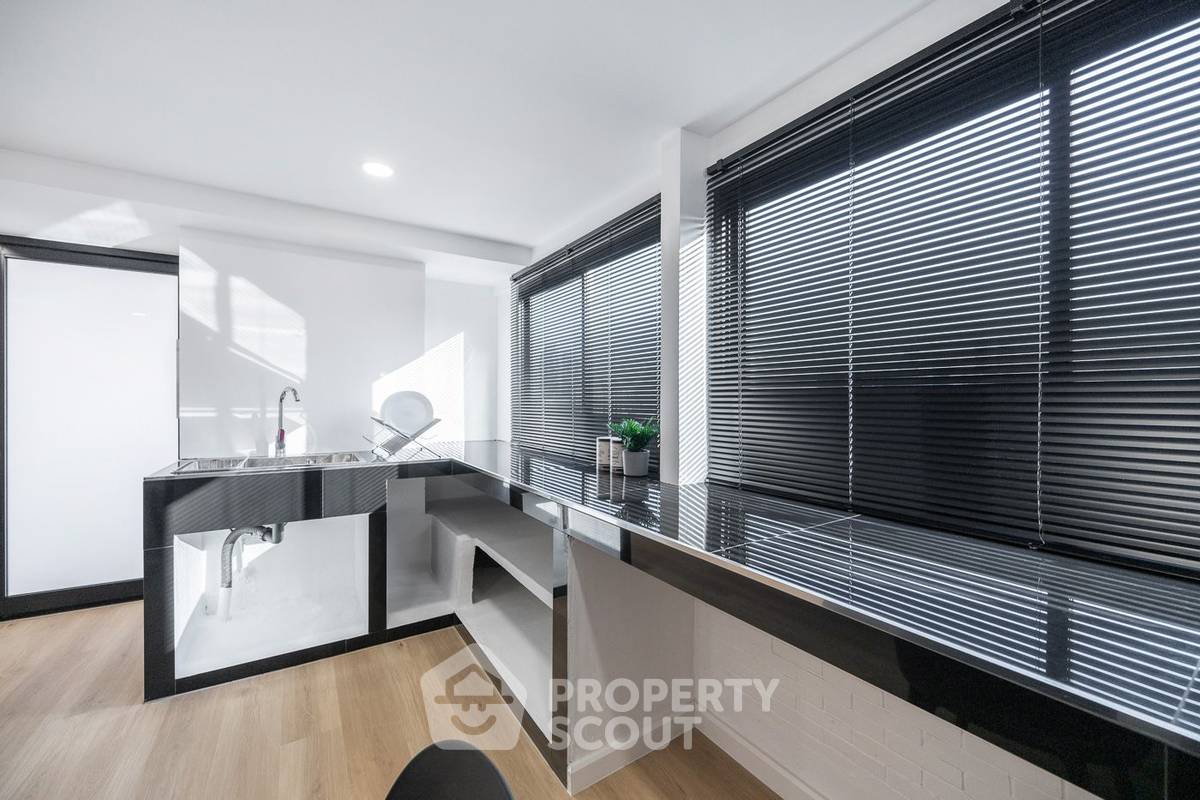 picture 3-BR Condo at T.V.C. Condominium near MRT Huai Khwang (ID 2100421) - 23/27