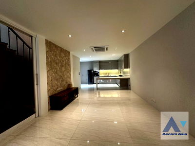 Houses for sale Bangkok University : 🔼🔽 AccomA 📩  Elegant home with warm minimalist interiors in Baan Klang Krung Thonglor (AA20983)