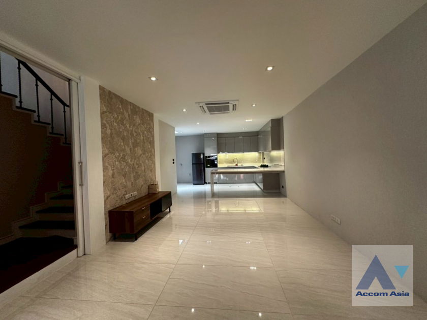 รูป 🔼🔽 AccomA 📩  Elegant home with warm minimalist interiors in Baan Klang Krung Thonglor (AA20983) - รูปที่ 1/20