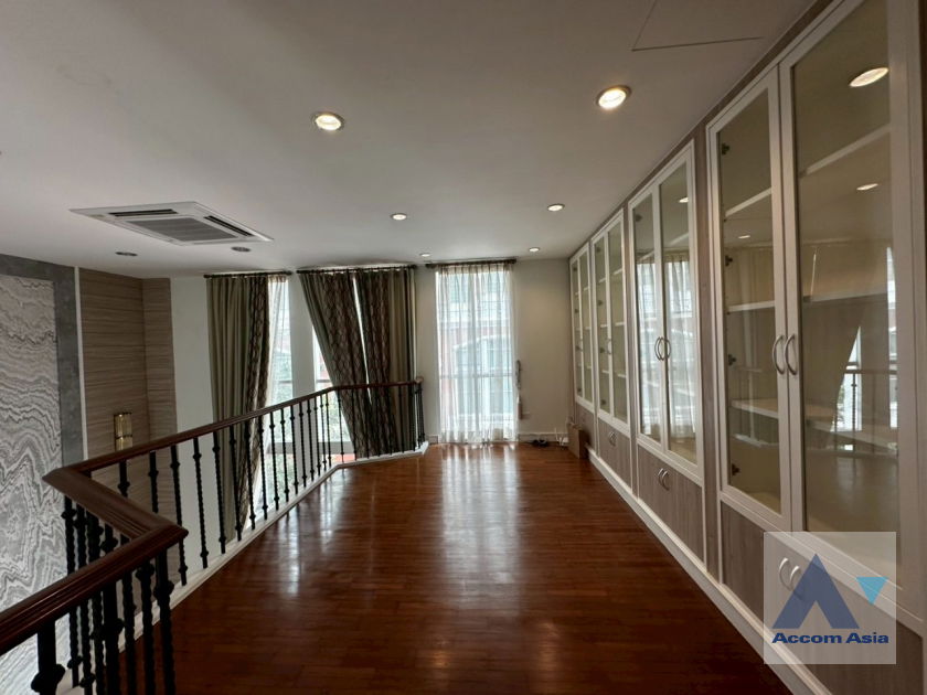 รูป 🔼🔽 AccomA 📩  Elegant home with warm minimalist interiors in Baan Klang Krung Thonglor (AA20983) - รูปที่ 8/20
