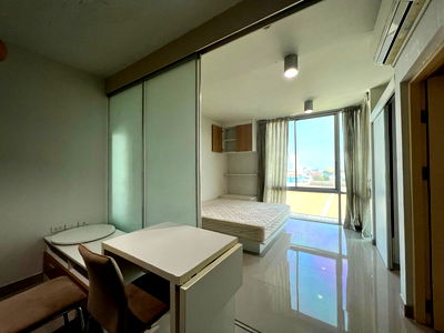 Condos for rent : #3308 The IRIS Condominium Srinakarin, convenient travel, next to the airport link