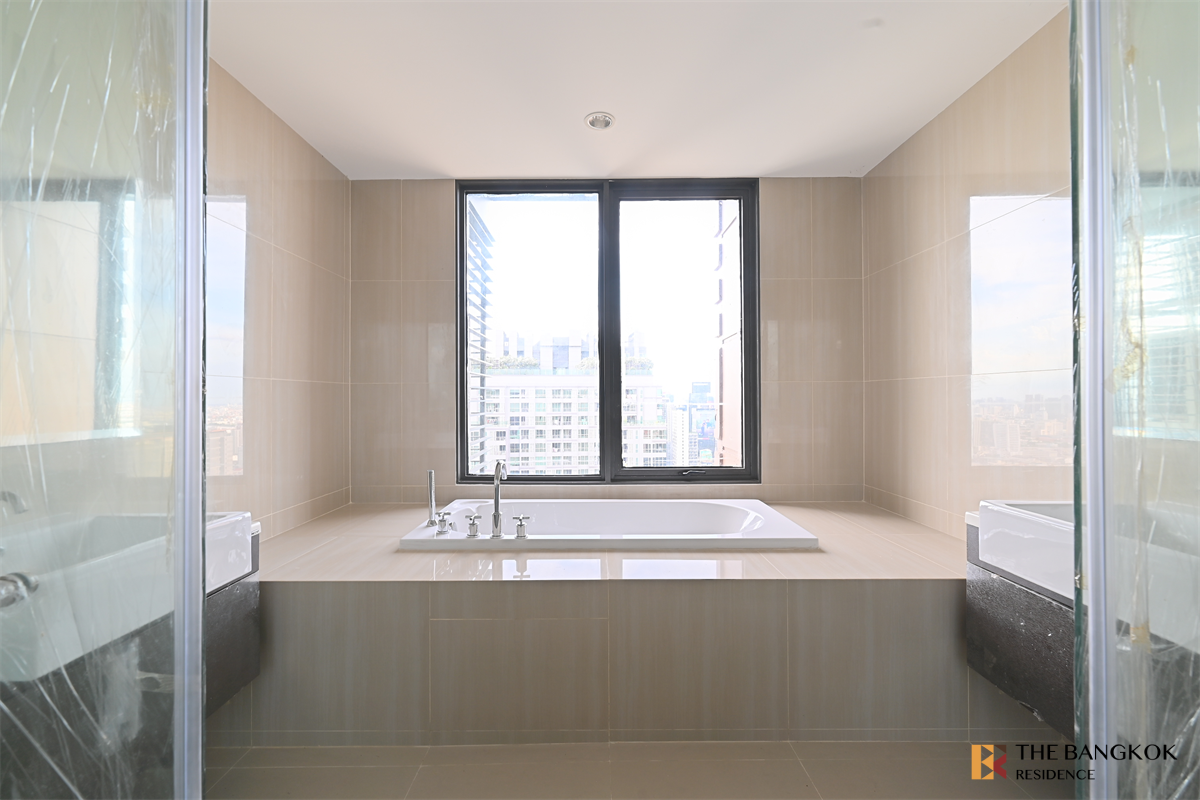 picture The Privilege of Luxury in an Economic Hub Location Villa Asoke near MRT Phetchaburi Station - 2/10