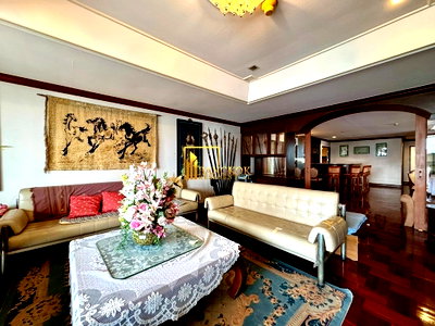 Condos for rent : Oriental Towers | Expansive 3 Bed Condo With Great Amenities - BR10764CD