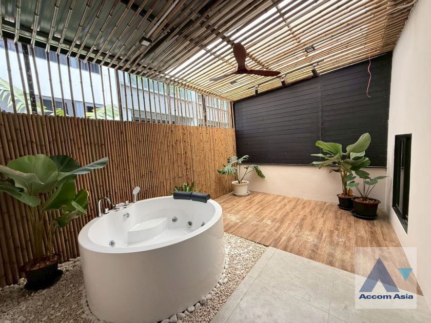 picture 🔼🔽 AccomA 📩  4 BR Townhouse in Khlong Ton Nuea (AA43819) - 17/20