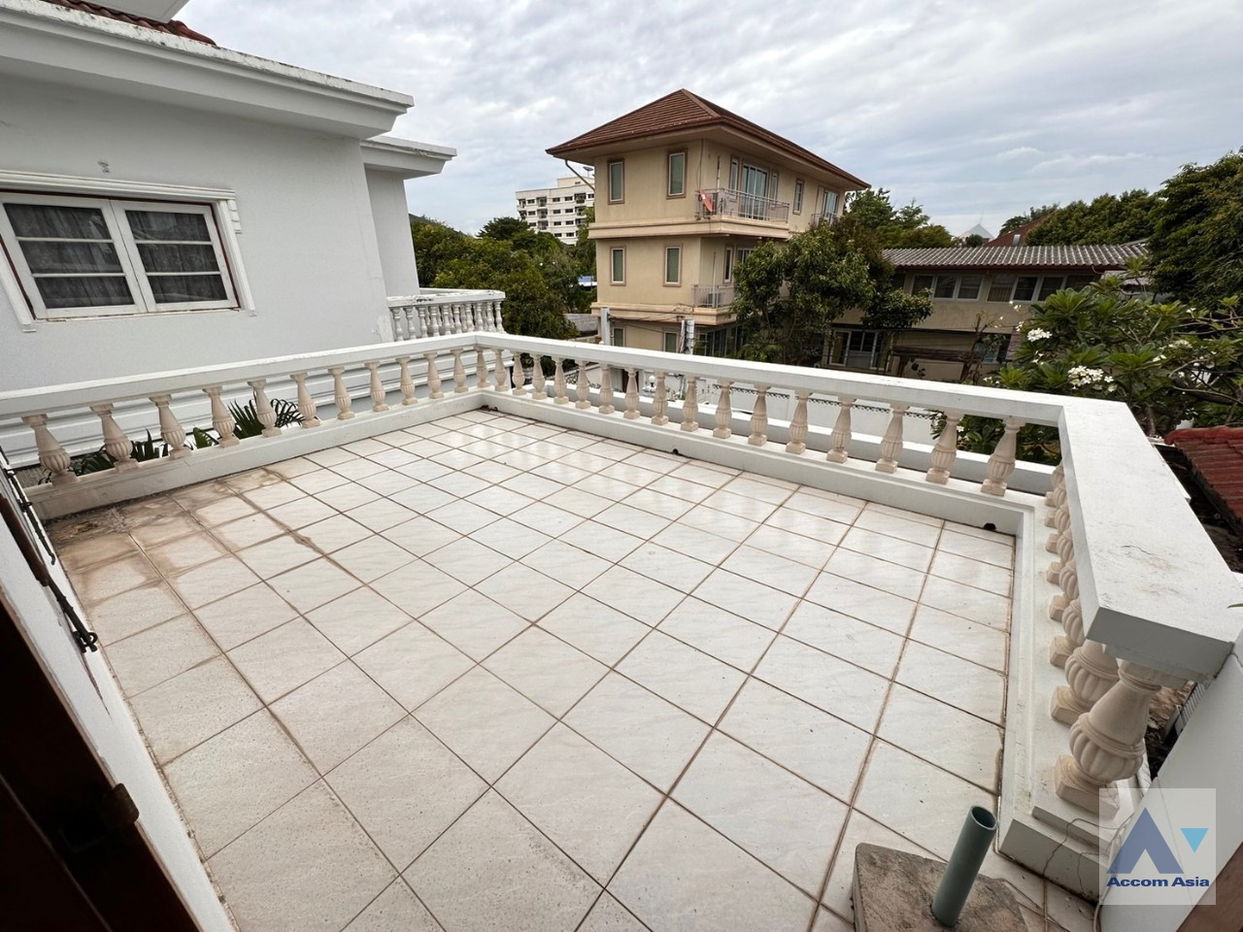รูป 🔼🔽 AccomA 📩  Warm family house with wood floors and classic charm in Sathorn (AA35228) - รูปที่ 16/19
