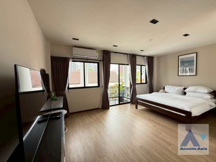 picture 🔼🔽 AccomA 📩  4 BR Townhouse in Khlong Ton Nuea (AA43819) - 6/20