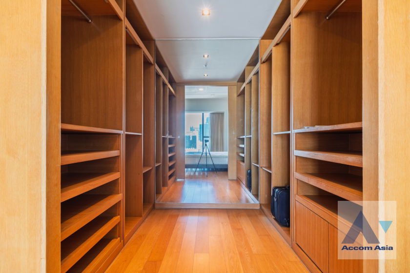 picture 🔼🔽 AccomA 📩 Modern condo with glass walls and wooden built-ins (1518394) - 15/20