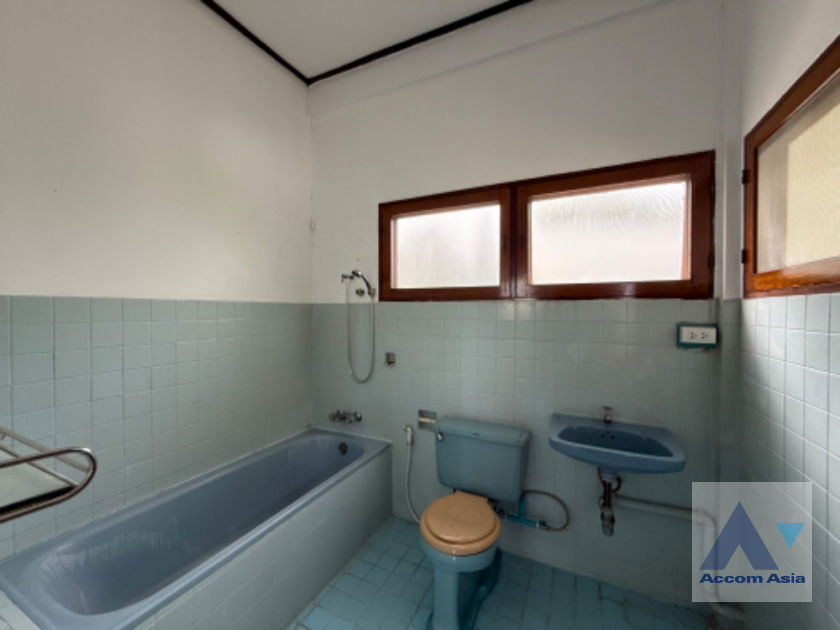 รูป 🔼🔽 AccomA 📩 Home Office 3 BR House in Khlong Ton Nuea (AA42653) - รูปที่ 9/9