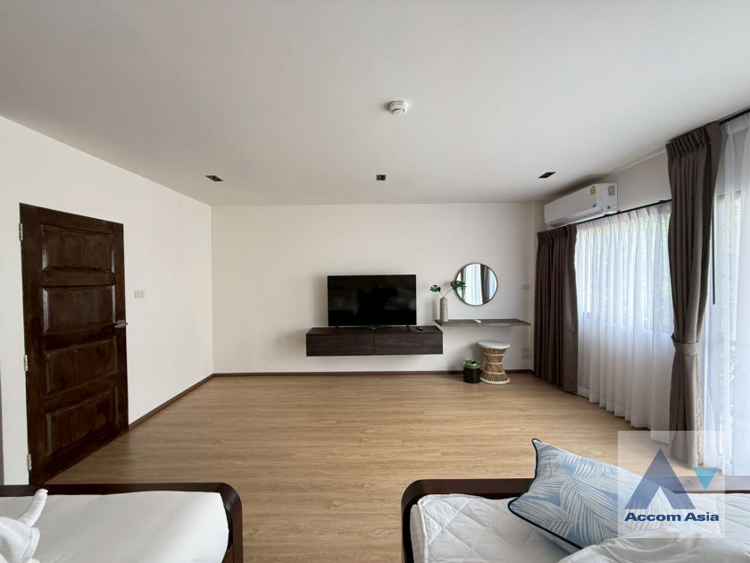 picture 🔼🔽 AccomA 📩  4 BR Townhouse in Khlong Ton Nuea (AA43819) - 11/20