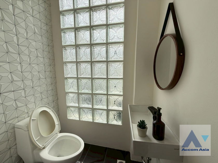 picture 🔼🔽 AccomA 📩  4 BR Townhouse in Khlong Ton Nuea (AA43819) - 19/20