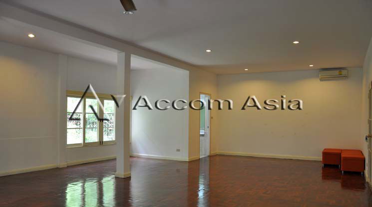 รูป 🔼🔽 AccomA 📩 Colonial-style home with spacious layout and steel kitchen (10002403) - รูปที่ 12/20