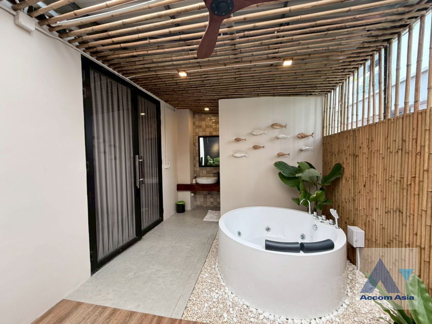 picture 🔼🔽 AccomA 📩  4 BR Townhouse in Khlong Ton Nuea (AA43819) - 16/20