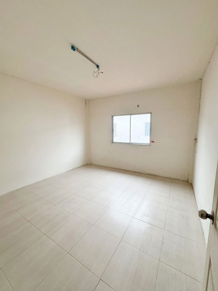 รูป ⸻ 🔥 บ้านราคาต่ำล้าน ทำเลดี ใกล้รถไฟฟ้า – รีโนเวทต่อปัง ทำกำไรชัวร์! 🏚️ ขายบ้านตามสภาพ เพียง 900,000 บาท - รูปที่ 4/4